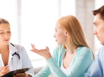 Foto von Paar im Gespräch mit einer Ärztin