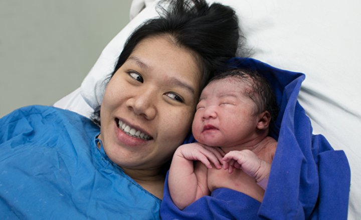 Foto von Mutter mit Neugeborenem