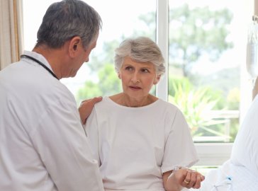 Foto von Patientin und Arzt im Krankenhaus